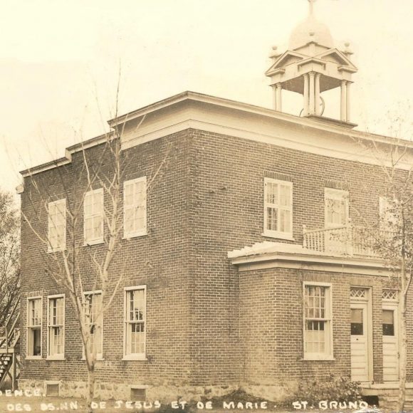 1907 – Construction de la première école du village